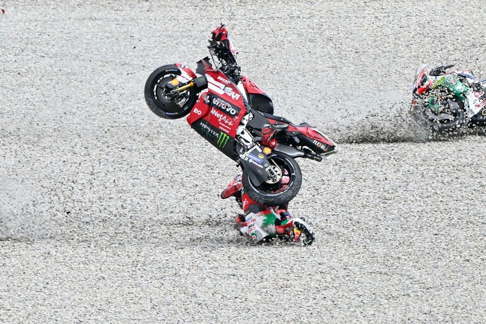 Johann Zarco tras su caída en Barcelona.