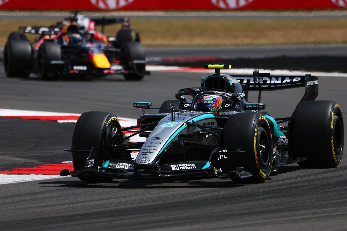 Kimi Antonelli domina a Lewis Hamilton en su pista de Silverstone: ¡Momento épico!