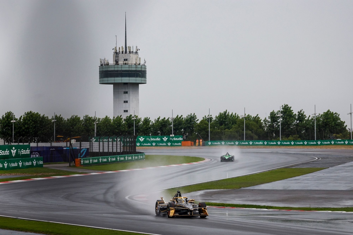 DS Penske baila bajo la lluvia en Shanghai: ¡un evento épico!