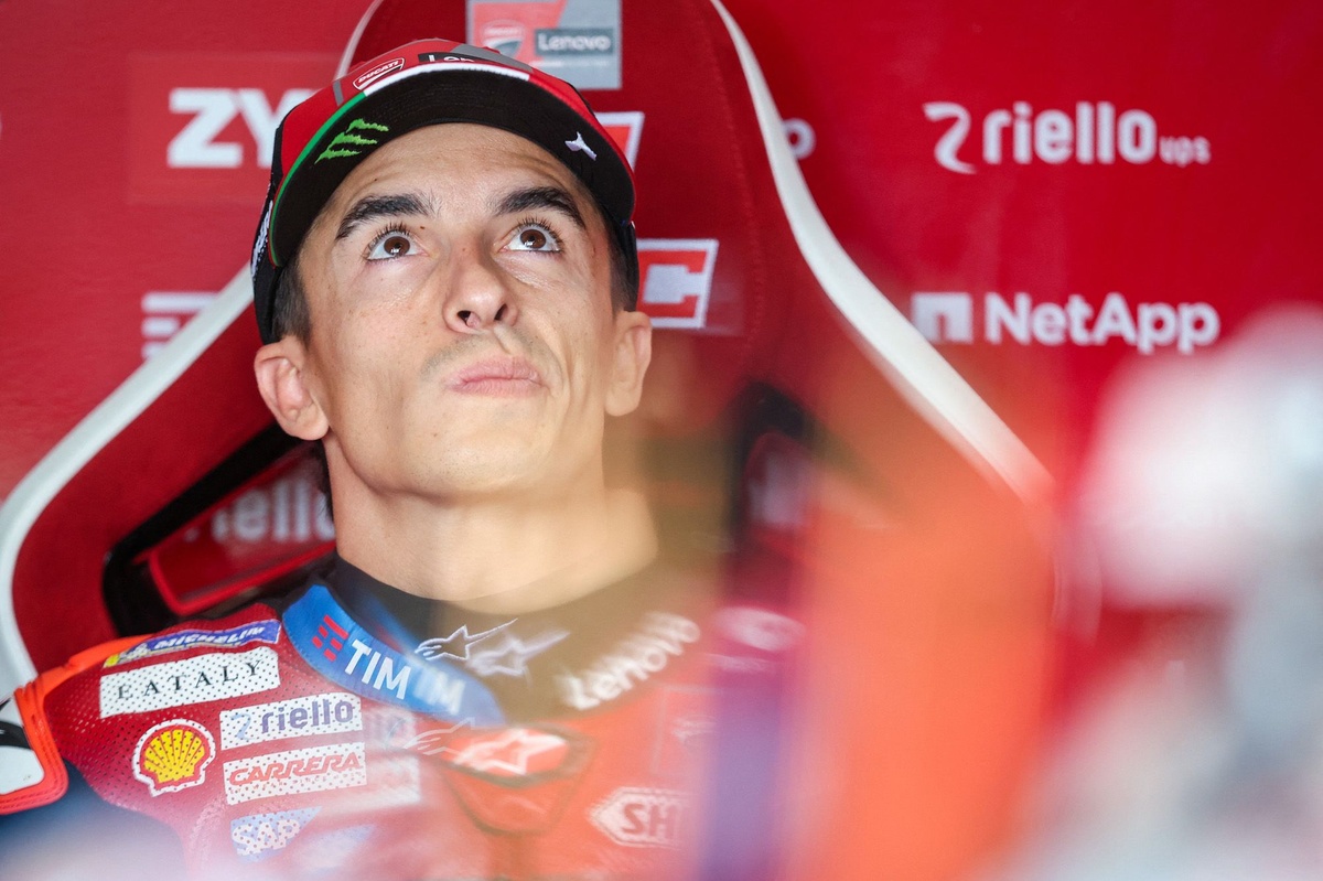 Bezzecchi se lesionó el hombro: evita discutir ‘karma’ con Márquez