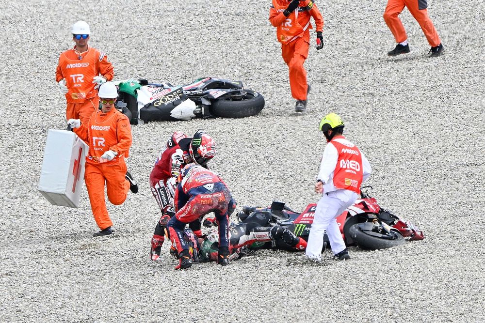 Los comisarios de la pista n'osaient pas toucher Johann Zarco après la chute, alors que Pecco Bagnaia et Luca Marini venaient l'aider.