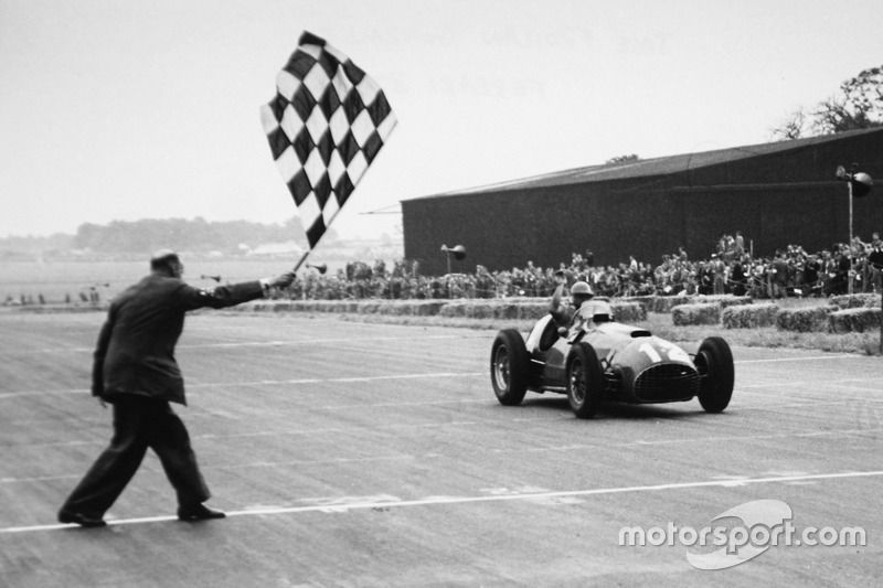 José Froilán González passe sous le drapeau à damier au GP de Grande-Bretagne 1951.