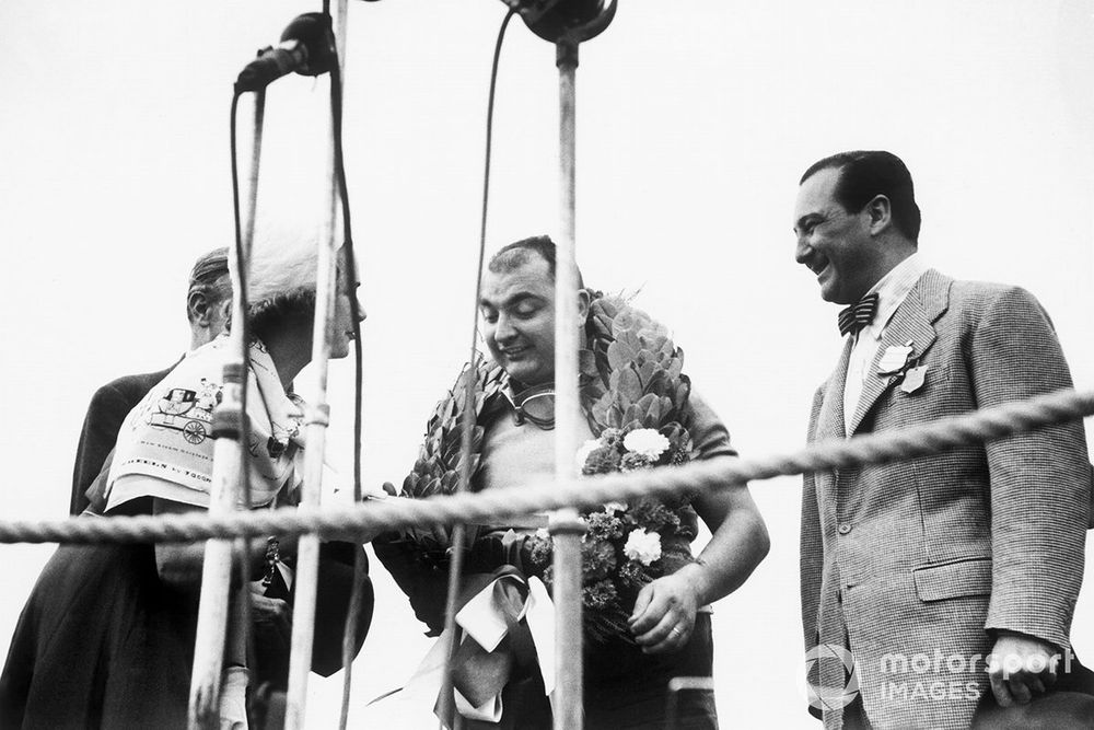 José Froilán González avec les lauriers de la victoire.