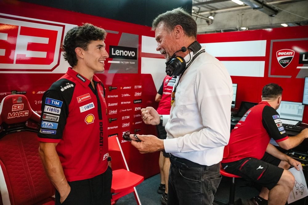 Giorgio Barbier, Director de Competición de Motos de Pirelli, conversa con Marc Márquez en Brno