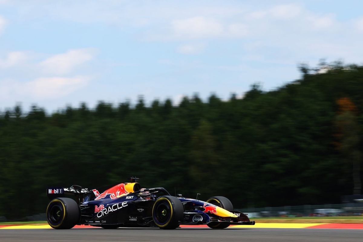 Verstappen devant les Ferrari, Mercedes en retrait