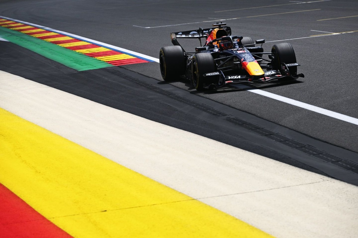 Verstappen disfruta de un viernes finalmente satisfactorio para Red Bull en las Reglas