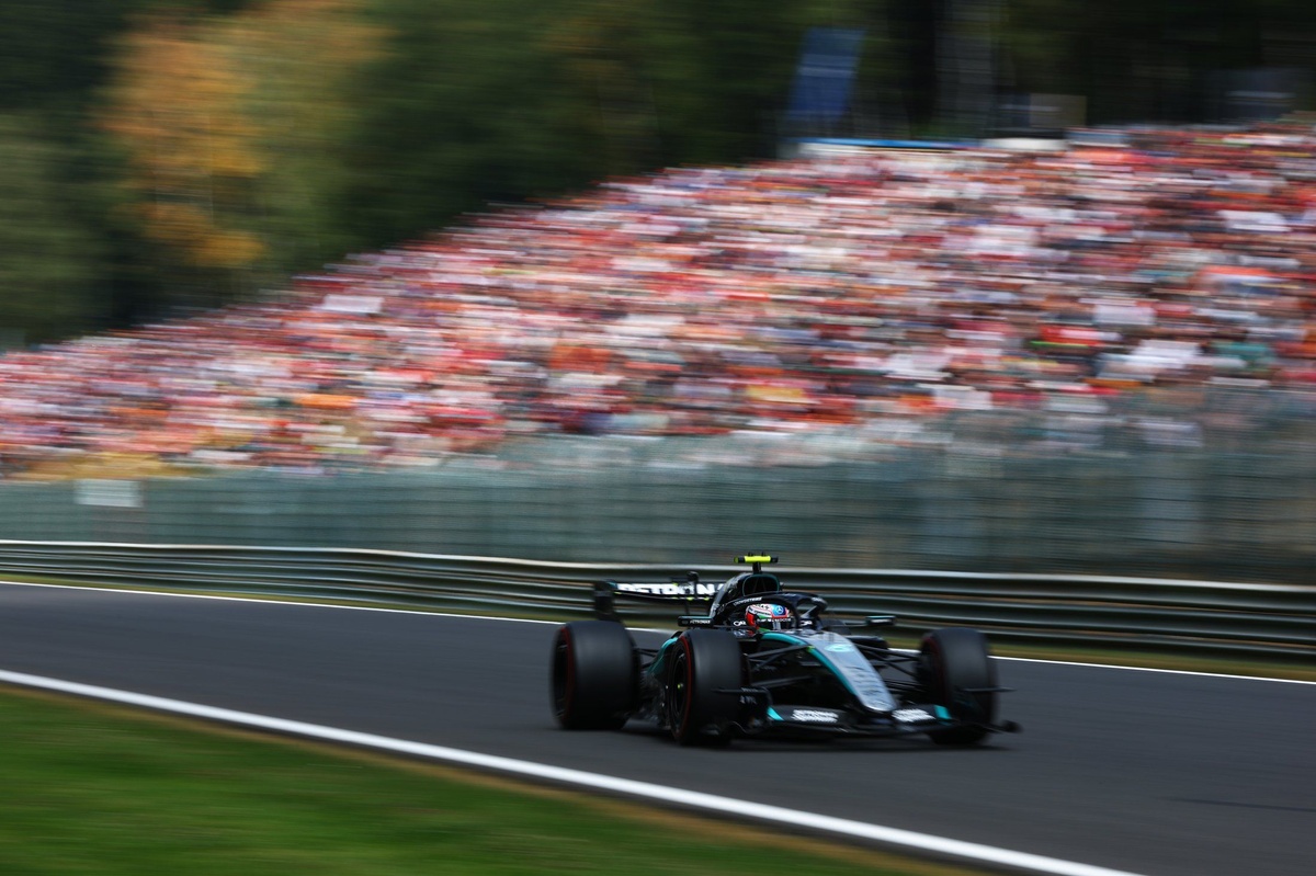 Antonelli en pole en Spa, Verstappen se beneficia del apoyo de Hadjar.