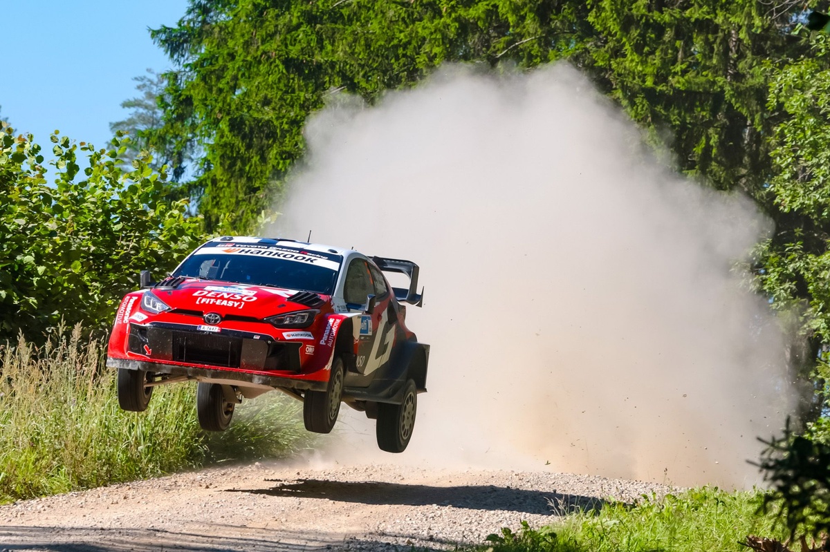 Pajari sigue dominando, Fourmaux amenazado por Neuville.