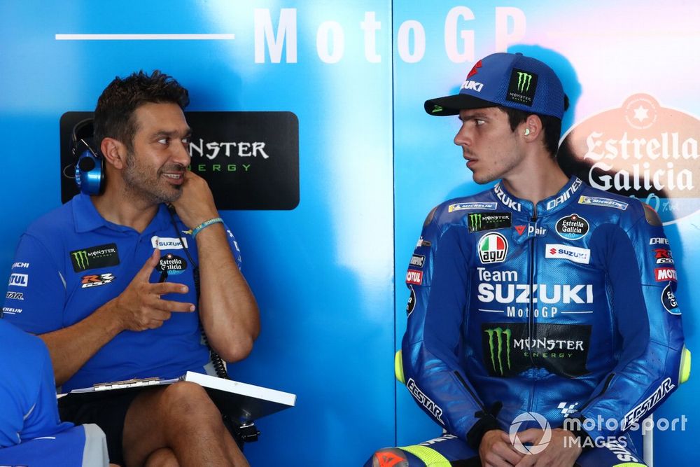 Joan Mir, Team Suzuki MotoGP, con su ingeniero Frankie Carchedi
