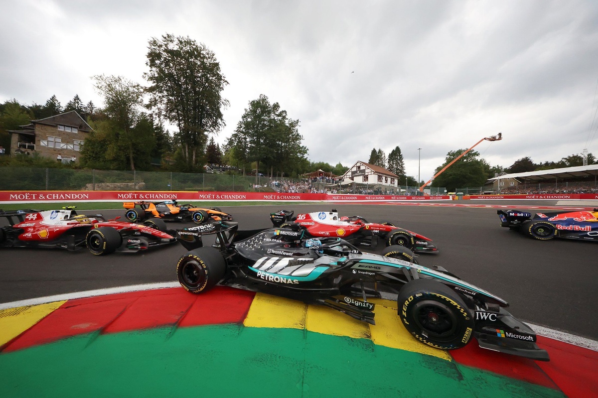 Hamilton reacciona a la penalización tras el choque con Russell: reglas en juego.
