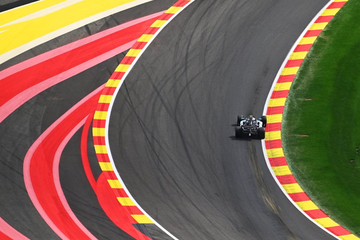 El coche de Mercedes revela ajustes de suspensión trasera.