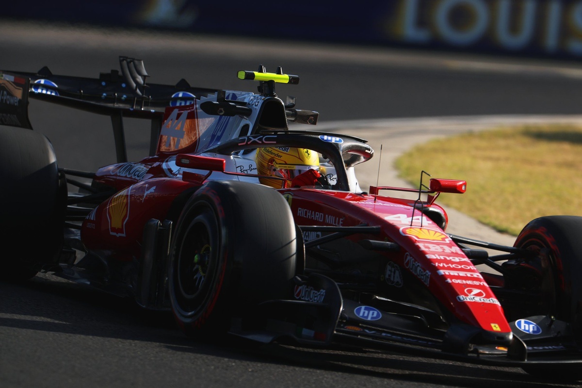 Hamilton lidera doble victoria de Ferrari mientras Mercedes enfrenta apuros