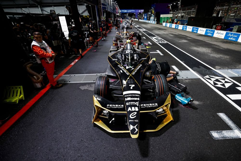 Taylor Barnard con DS Penske