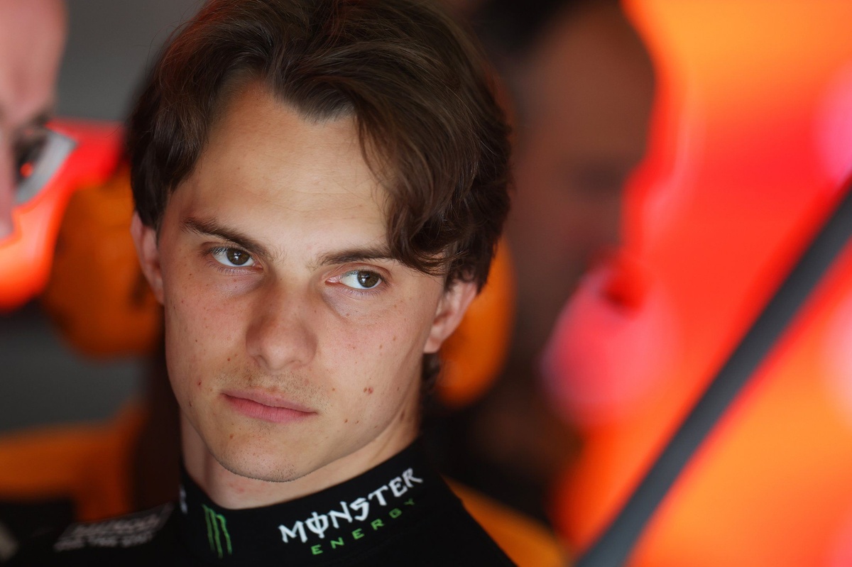 Piastri golpea violentamente a Sainz tras incidente inaceptable en la pista.