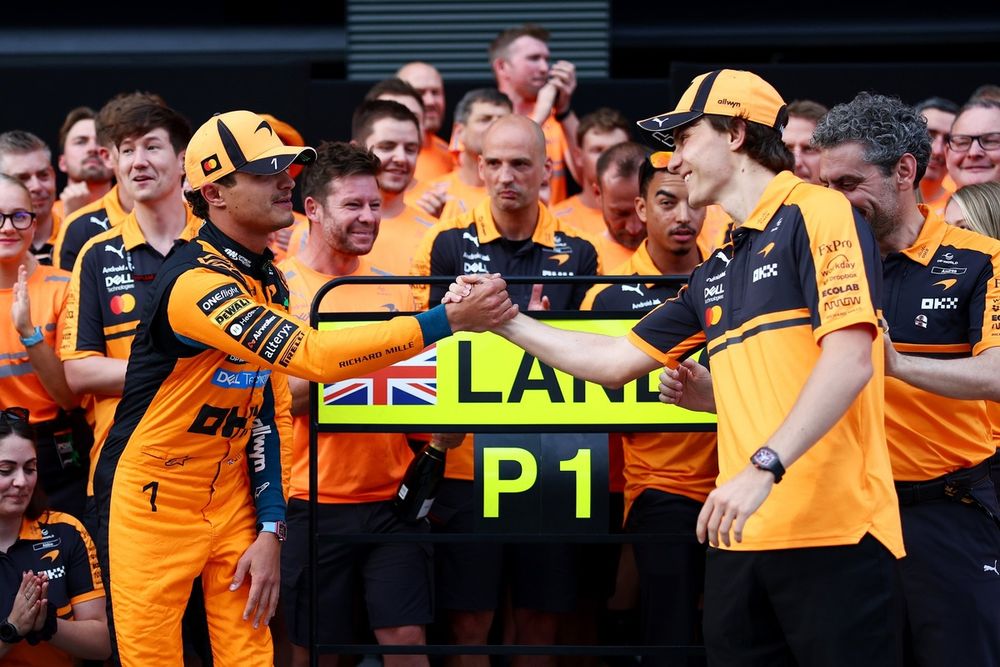 Oscar Piastri felicita a Lando Norris tras su victoria