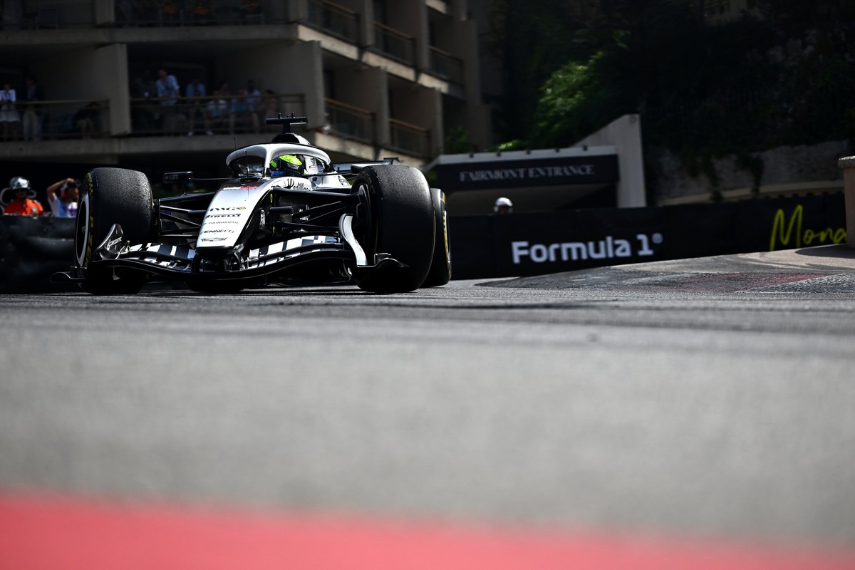 Sergio Pérez en las calles de Monaco.