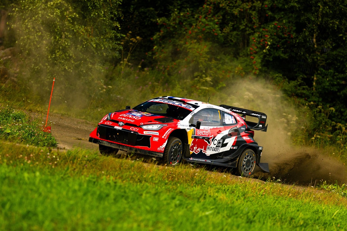 Ogier impresiona entre gotas en Finlandia y Fourmaux sufre una gran caída.