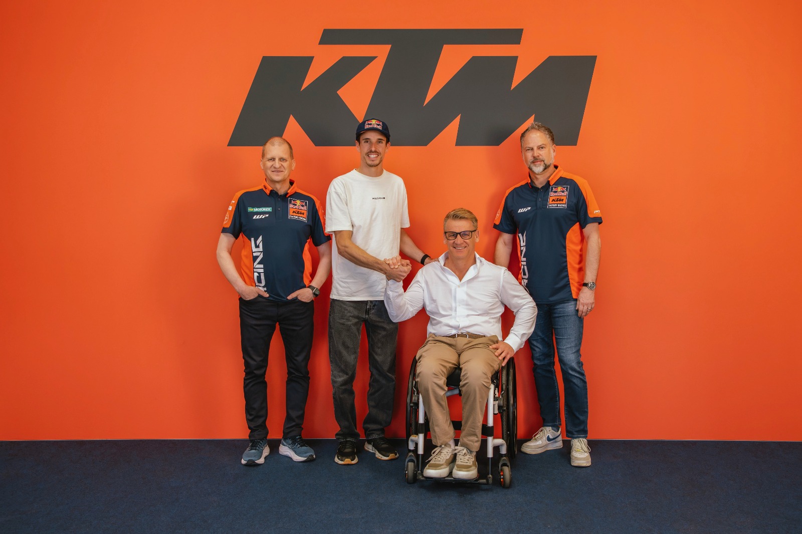 Álex Márquez con sus nuevos patrocinadores, Pit Beirer, Aki Ajo y Jens Hainbach