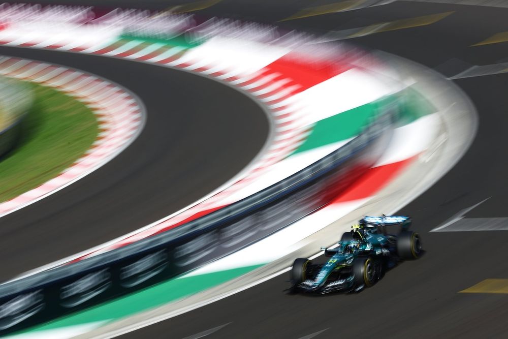 Fernando Alonso con Aston Martin AMR26