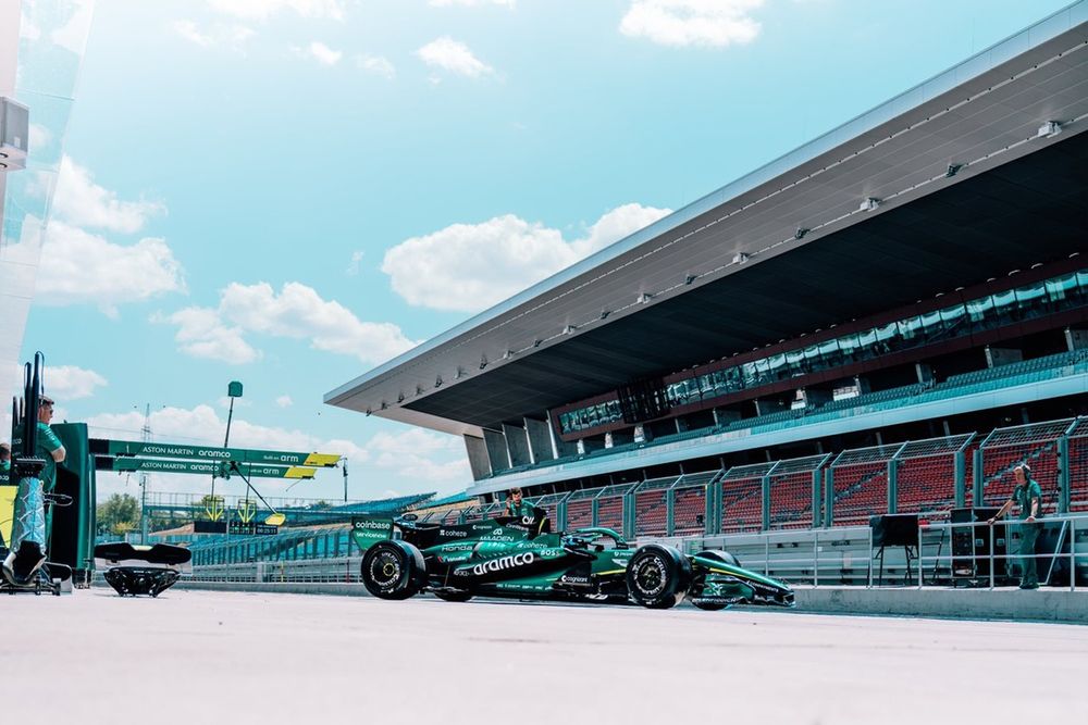 Jak Crawford en pista con el AMR26 'versión B' equipado con el nuevo motor Honda