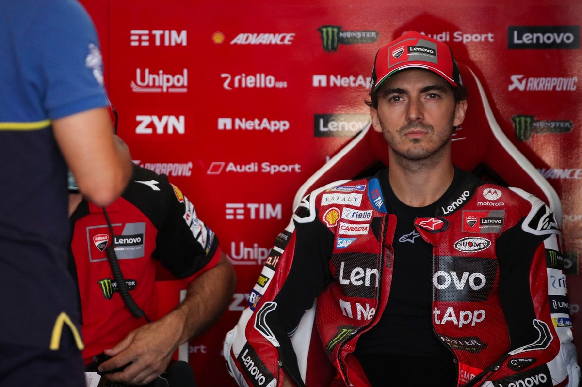 Pecco Bagnaia con el equipo Ducati
