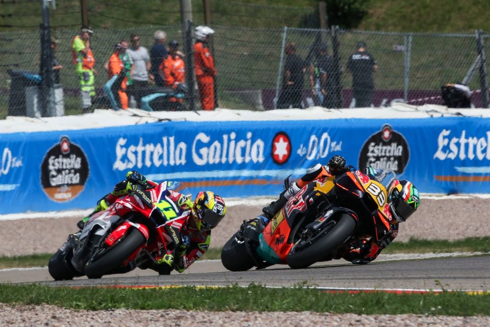 Brad Binder sufría al final de la carrera en el Sachsenring.