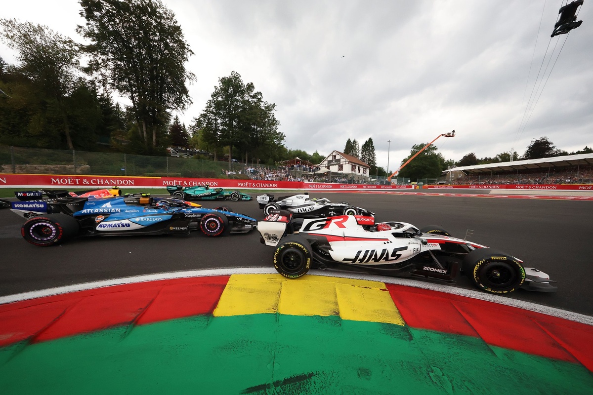 Esteban Ocon al inicio del GP de Bélgica.