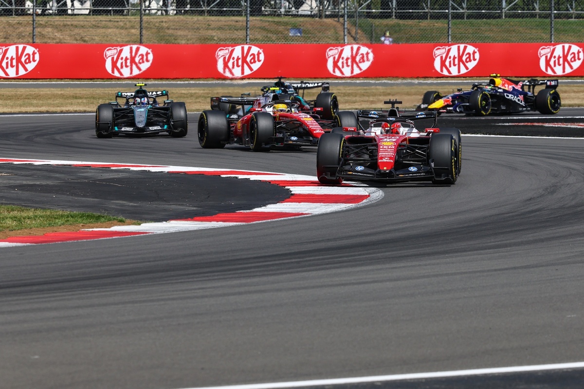 Kimi Antonelli con Mercedes, Leclerc con Ferrari y Hamilton con Ferrari