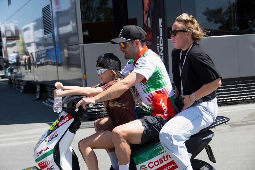 Cal Crutchlow en la pista del LCR con su familia en el fondo.