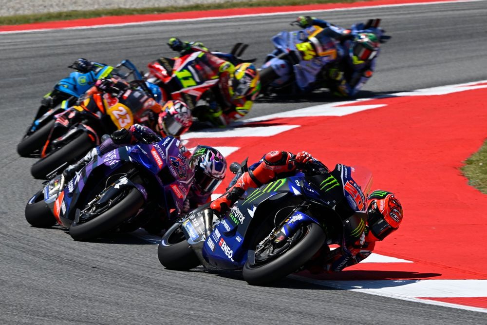 Fabio Quartararo en la parte trasera de su Yamaha en el GP de Cataluña.