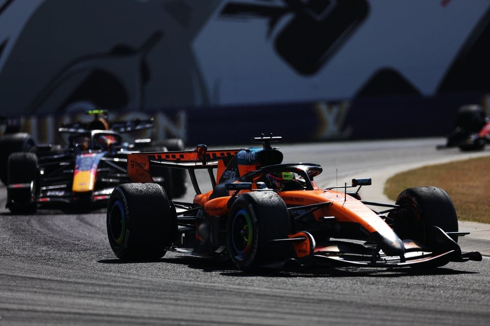 Oscar Piastri en cabeza, Lando Norris sobrepasa a Isack Hadjar en el segundo giro