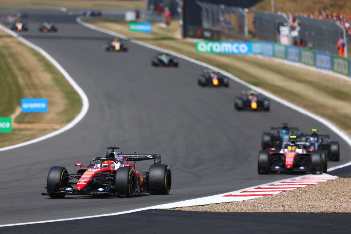 Leclerc lidera en las primeras vueltas del GP de Silverstone