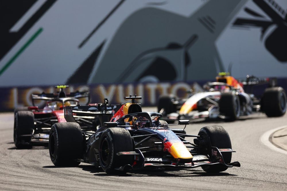 Lewis Hamilton y Max Verstappen sobre la pista de Hungría
