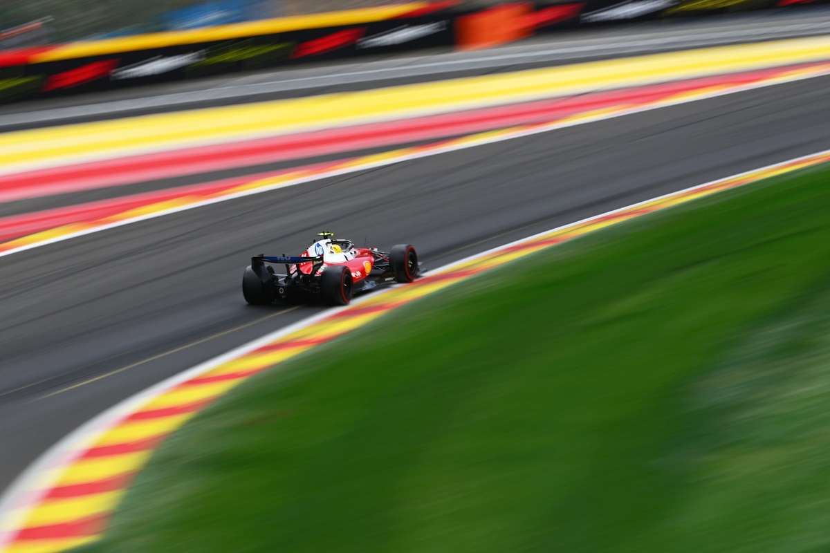 Lewis Hamilton pasa por la pista tras la reparación