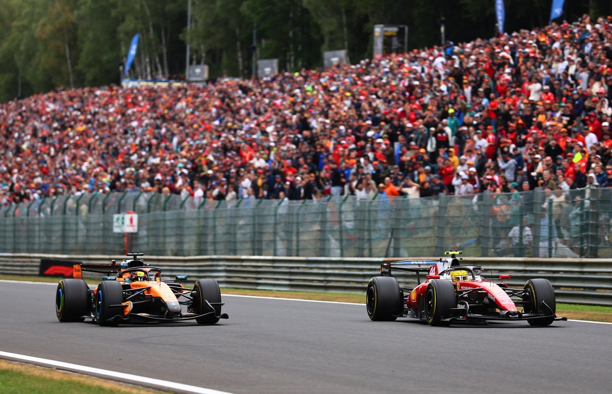 Lewis Hamilton recupera la cuarta posición frente a Oscar Piastri al final de la carrera.