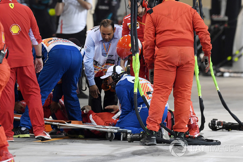 Le mécanicien blessé pris en charge par les secours après l'incident avec Kimi Räikkönen au GP de Bahreïn 2018.