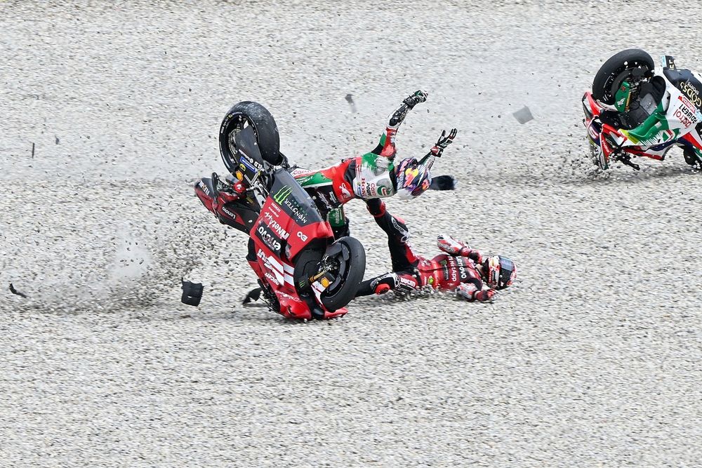 La jambe de Johann Zarco estaba coincida en la moto de Pecco Bagnaia.