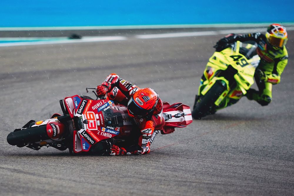 Marc Márquez se cae en la pista