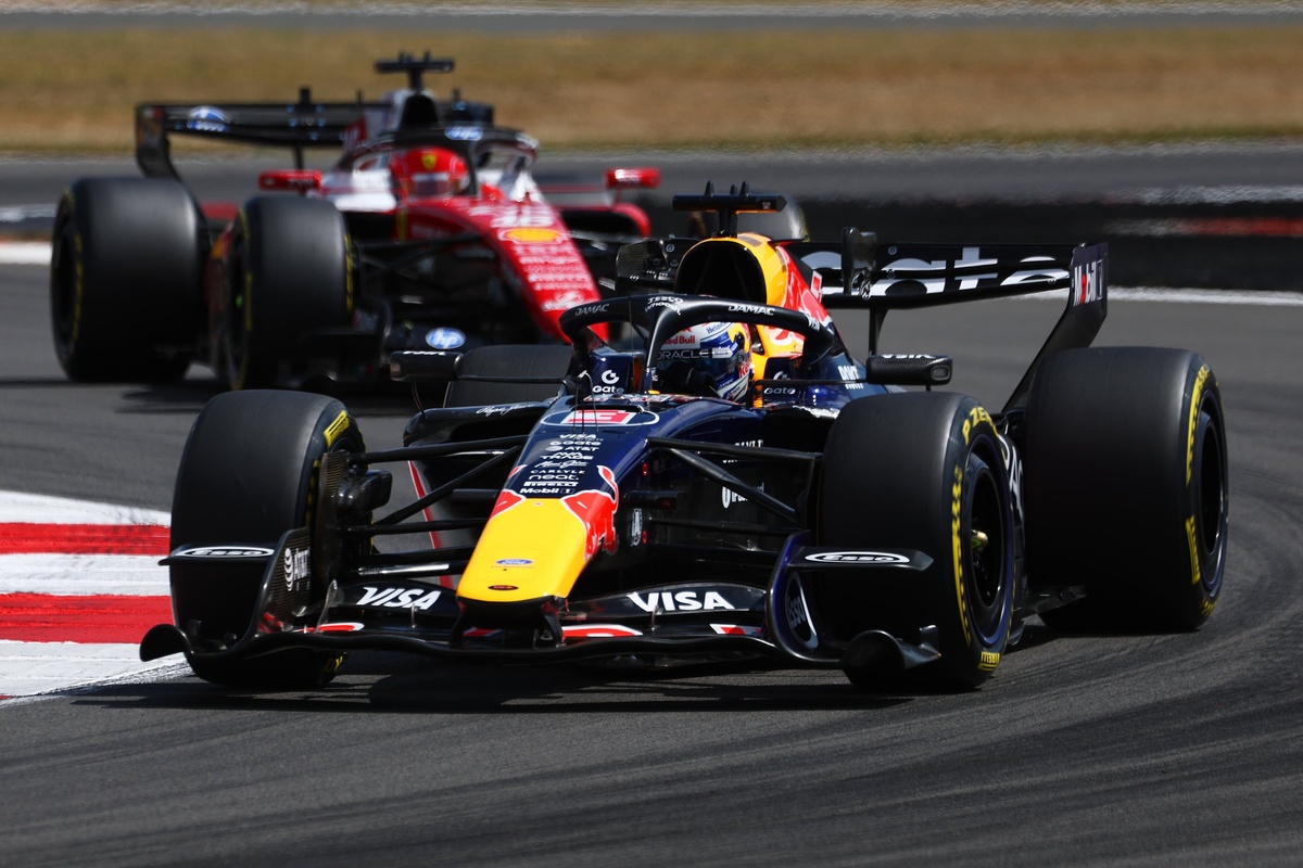 Charles Leclerc pelea con Max Verstappen durante el sprint