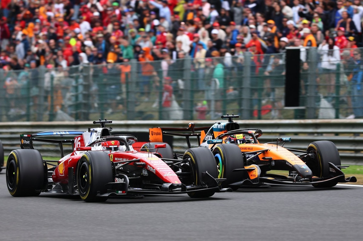 Charles Leclerc, Ferrari, y Oscar Piastri en la pista de Spa