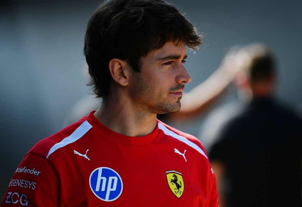 Charles Leclerc en el paddock de Silverstone