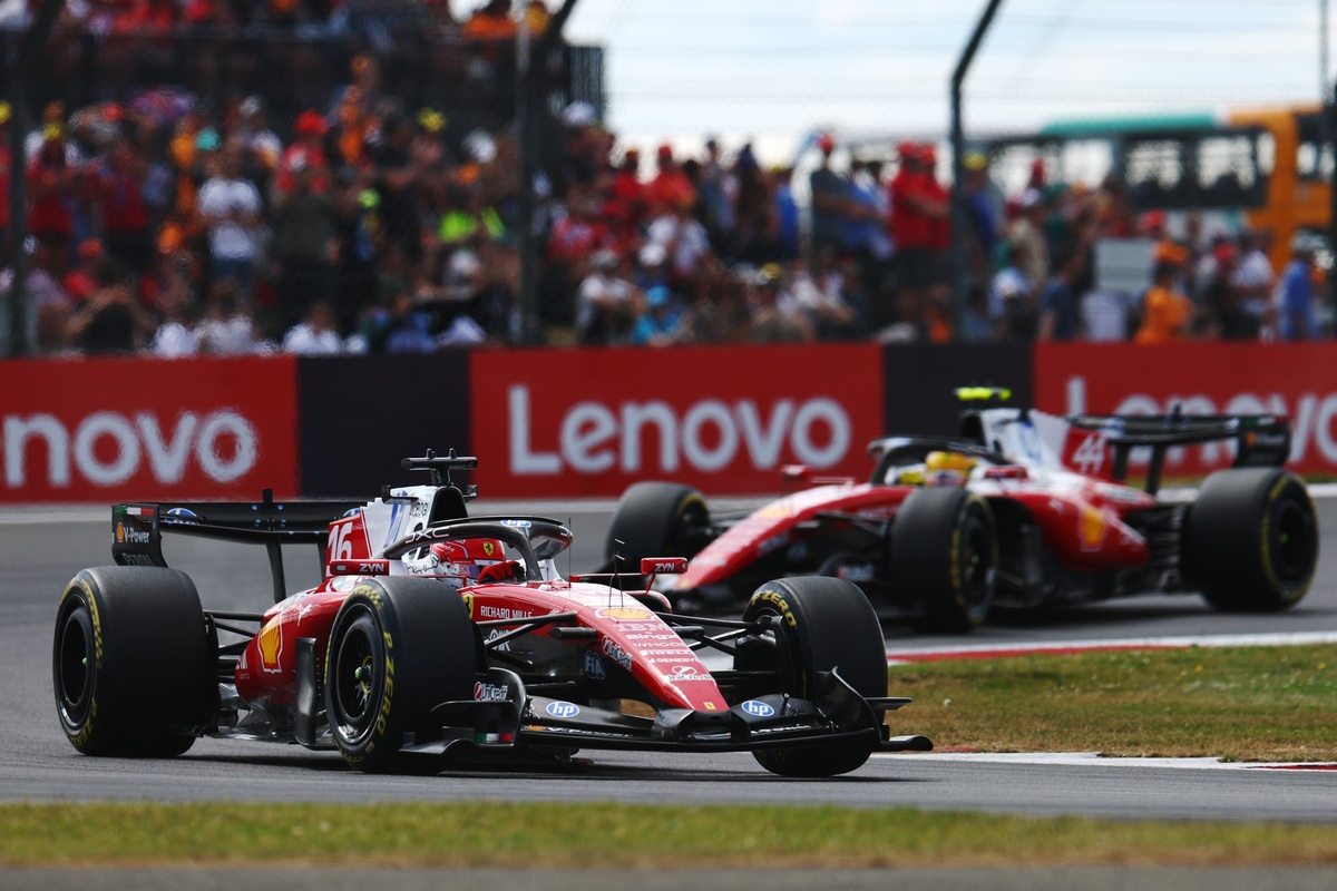 Hamilton a souffert face à Leclerc dans le premier relais à Silverstone.