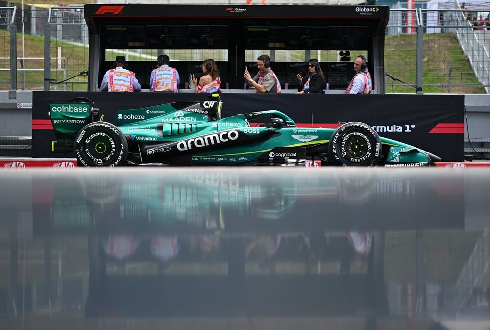 Fernando Alonso descubre la AMR26 renovada en las EL1.