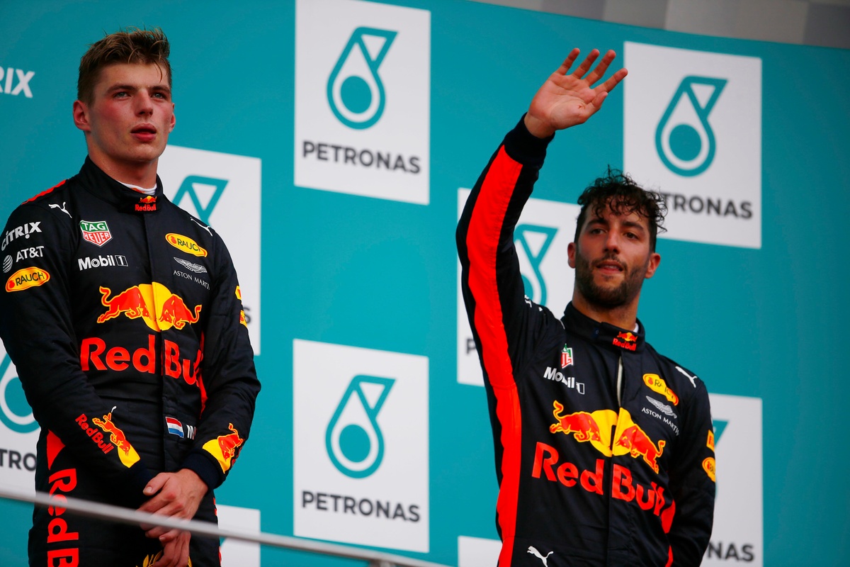 Max Verstappen y Daniel Ricciardo en el podio del GP de Malasia 2017