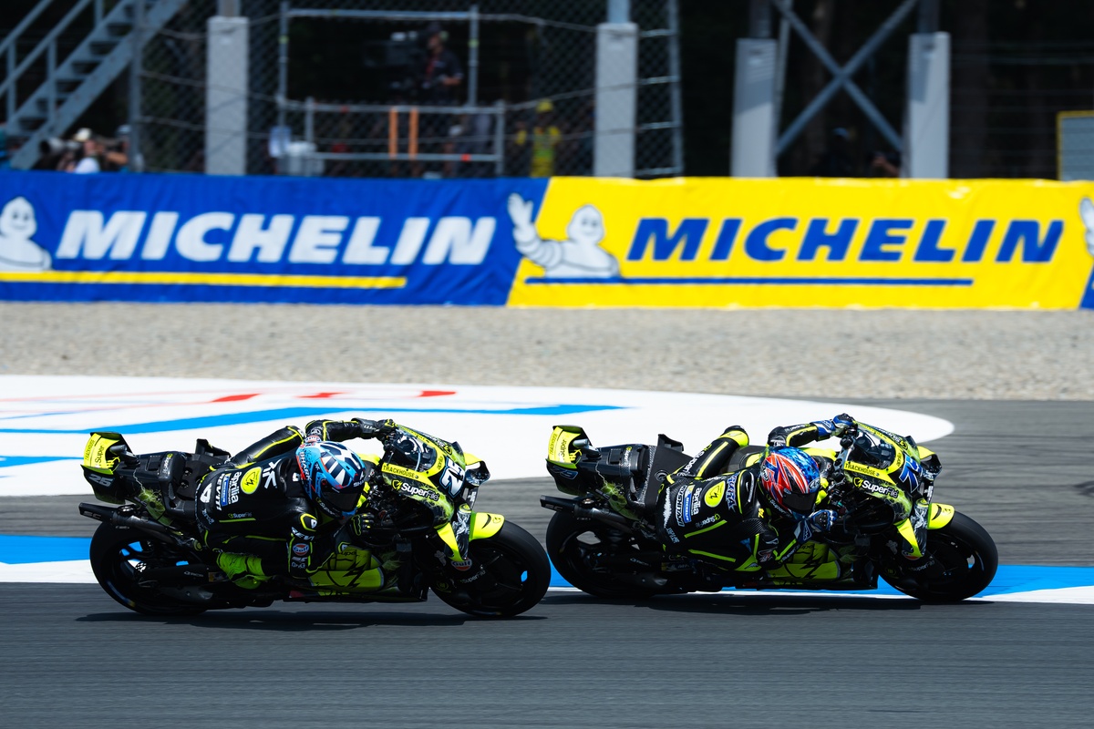 Ai Ogura n'a pas la même position que Raúl Fernández en courbe sur l'Aprilia.
