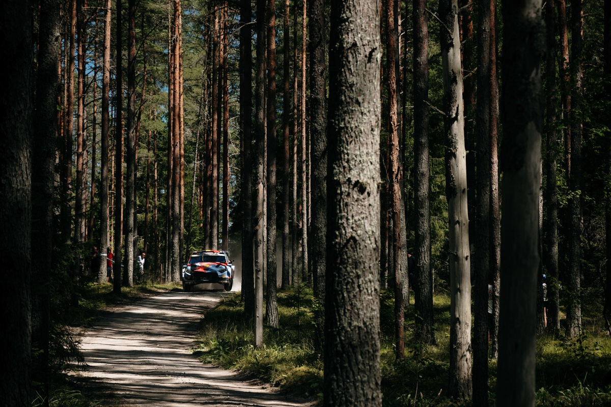 Thierry Neuville et Martijn Wydaeghe ont remporté leur première spéciale du week-end.