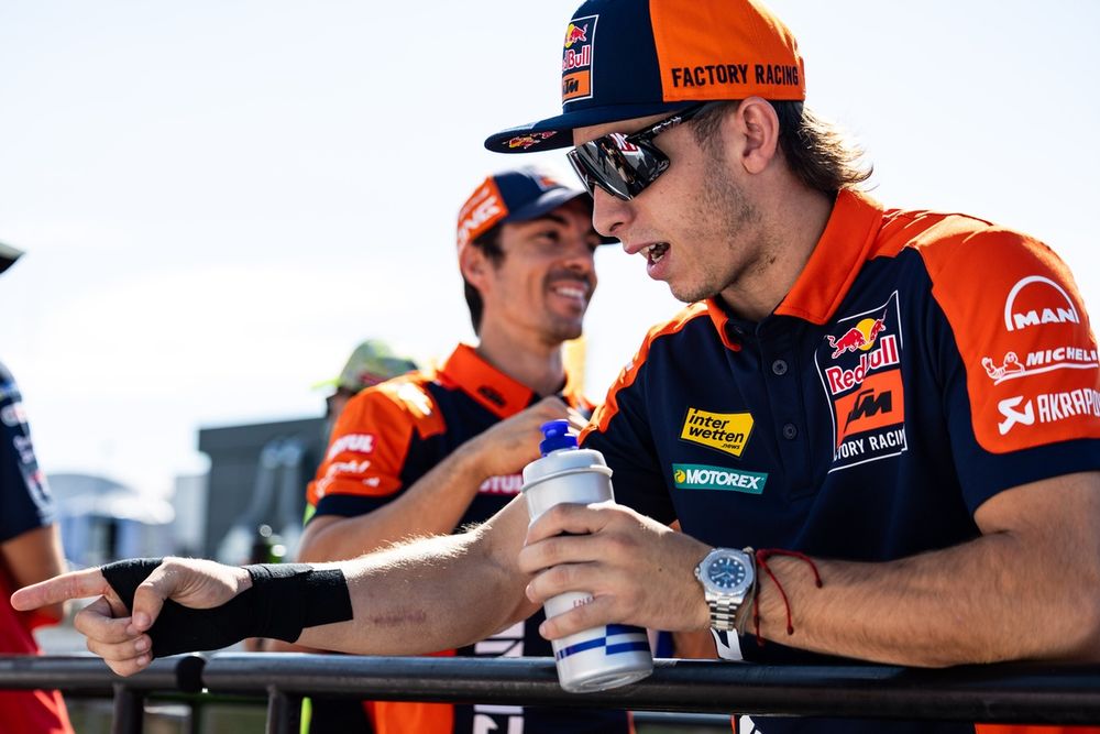 Pedro Acosta con puntos en la mano durante el Sachsenring