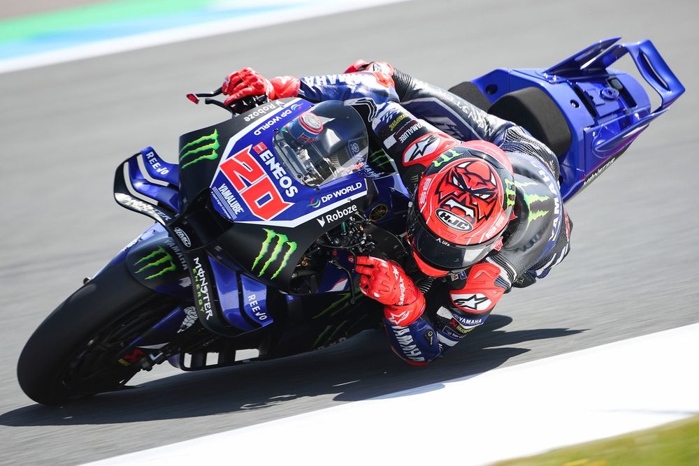 Fabio Quartararo revisa la Yamaha en la pista