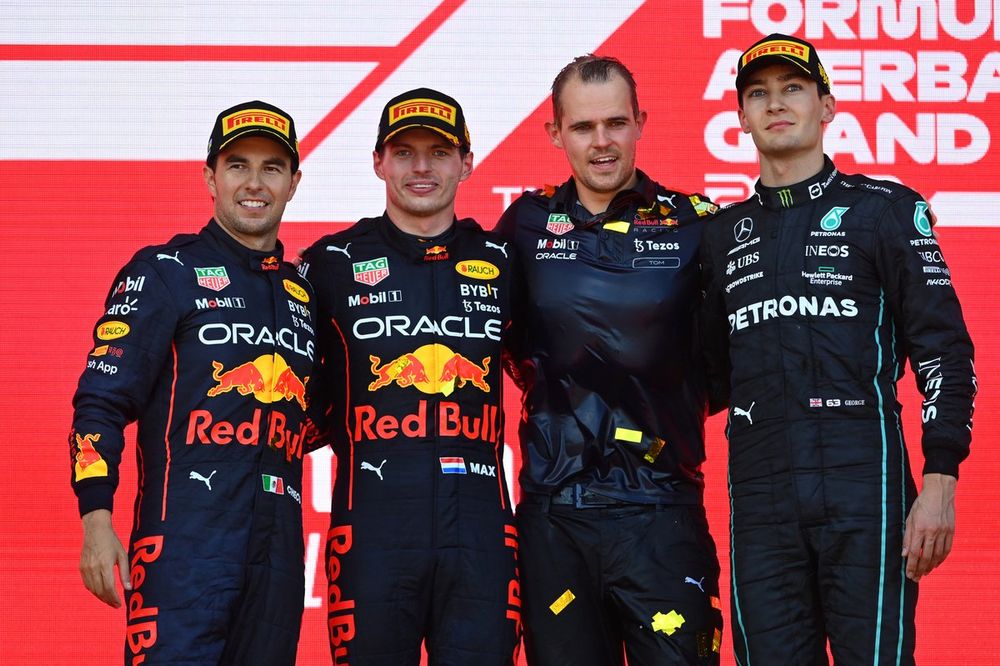 Tom Hart, aquí entre Max Verstappen y George Russell, en el podio del GP de Azerbaiyán 2022.
