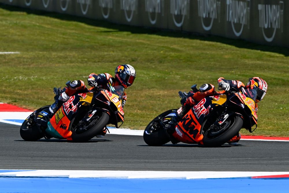 C'est difficile à voir, mais Maverick Viñales et Pedro Acosta ne roulent pas dans la même équipe.